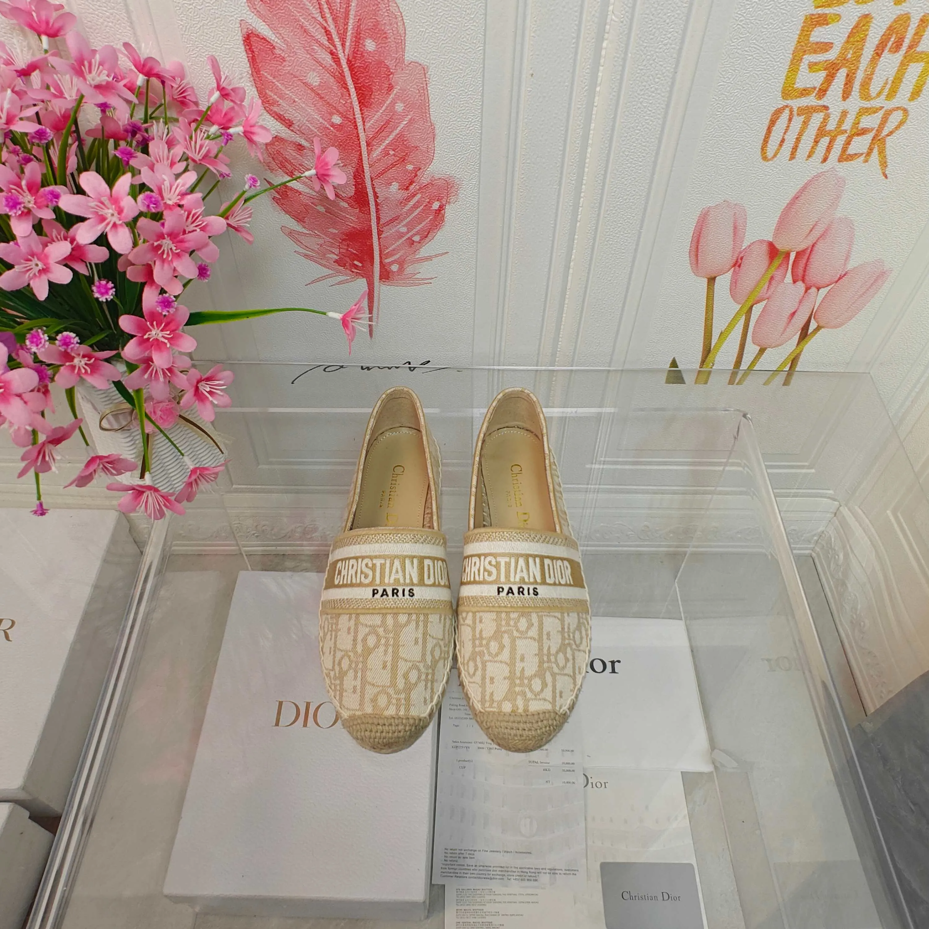 👟👟Ex-factory price 440👟👟 Top quality Dior Granville espadrille embroidery Upper: embroidered with "CHRISTIANDIOR" Craftsmanship: Purely hand-sewn hemp rope outsole Lining: Imported soft and breathable sheep lining with padded feet Code number: 35-40 (customized at 34.41.42) Outsole: Exclusive molded rubber outsole decorated with lucky star symbol
